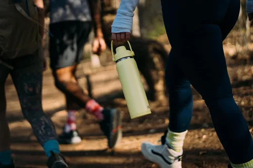 Vista 10 de CamelBak Thrive Chug - Botella de agua aislada de acero inoxidable, color negro, 20 onzas