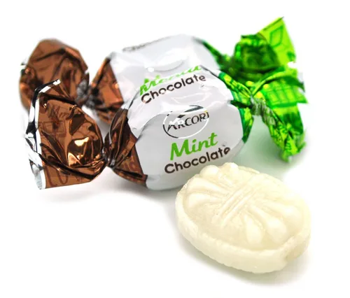 Vista 6 de SweetGourmet Mentas rellenas de chocolate Caramelos duros prémium Caramelos a granel Arcor 1 libra