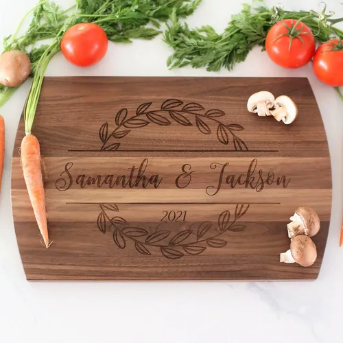 Vista 9 de Blue Ridge Mountain Gifts Tabla de cortar personalizada para boda o aniversario, tabla de madera grabada con láser, bandeja de comida personalizada