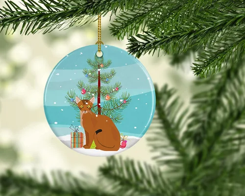 Vista 2 de Caroline's Treasures CK4739CO1 Adorno de cerámica de gato abisinio Feliz Navidad, decoraciones de árbol de Navidad para el hogar, adorno colgante