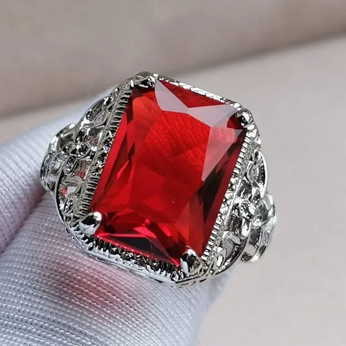 Vista 7 de Anillo de compromiso de rubí vintage de simulación rojo de plata tailandesa de gran quilate con patrón de flor simple cuadrado anillo de compromiso