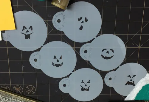 Vista 4 de Designer Stencils 742 mini plantillas de galletas Jack-o-Lantern Faces, Beige/semitransparentes
