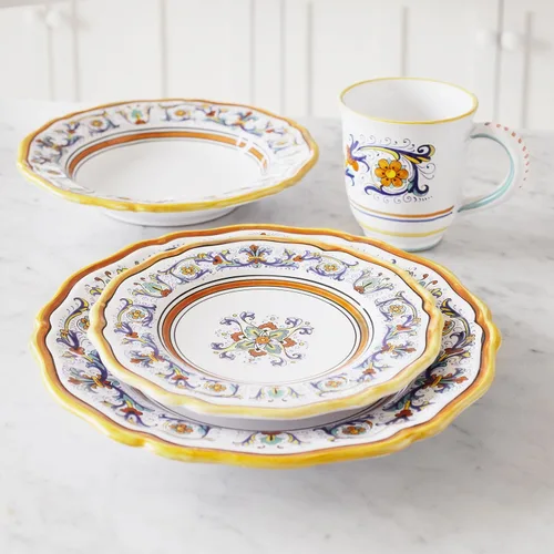 Vista 3 de Sur La Table Nova Deruta - Juego de vajilla de cerámica de 16 piezas, tazas de diseño floral de inspiración italiana, platos llanos, platos