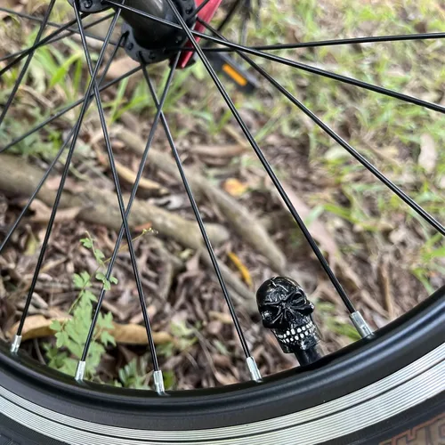 Vista 3 de Tapas de Llanta de Coche con Calavera Tapas de Rueda de Bicicleta Esqueleto Cubiertas de Vástago de Válvula de Aire para la Mayoría de Vehículos