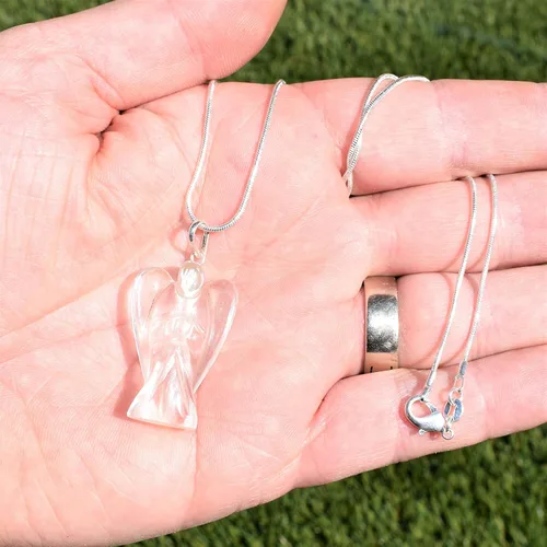 Vista 4 de Zenergy Gems Colgante de ángel de cristal natural tallado a mano con selenita cargado + cargador de corazón hinchado de bolsillo de selenita