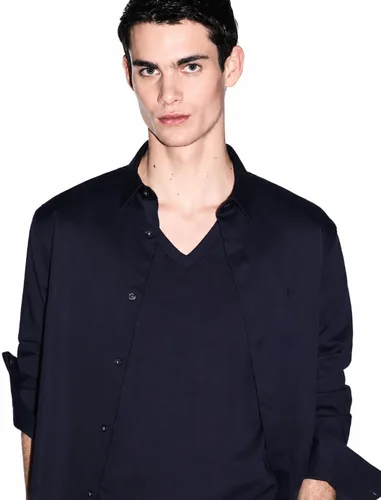Vista 4 de Armani Exchange Camiseta de manga corta con cuello en V de algodón Pima para hombre Beacon Blue