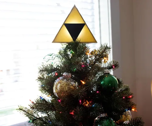 Vista 5 de The Legend of Zelda Adorno de árbol de vacaciones iluminado con trifuerza de 7 pulgadas, amarillo (SRI-SI1428-C)