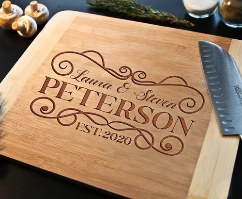 Vista 2 de Tabla de cortar personalizada Mr and Mrs Regalo de boda para pareja Tabla de cortar grabada personalizada