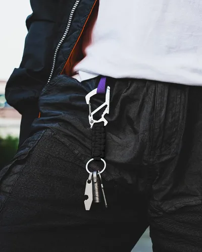 Vista 2 de KeyUnity KC00 Llavero de mosquetón de paracord, cordón de paracaídas 550 Multiherramienta para exteriores, mochilas, hombres y mujeres