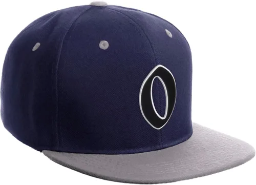 Vista 915 de Daxton Gorra clásica con visera de billete plano con letras del alfabeto inglés antiguo de la A a la Z