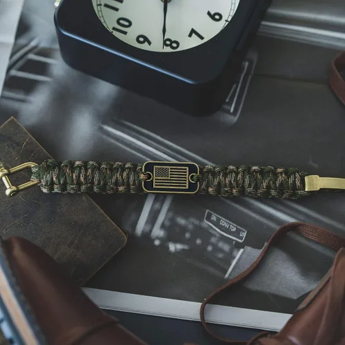 Vista 4 de iHeartDogs Hero Company - Pulsera de paracaídas de camuflaje, pulsera táctica de supervivencia para hombres con bandera de Estados Unidos de bronce