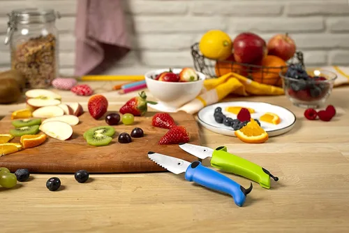 Vista 2 de Kuhn Rikon Kinderkitchen Juego de cuchillos de chef para niños de 6 pulgadas, 2 piezas, verde/azul, borde recto y cuchillo dentado, herramienta
