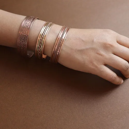 Vista 6 de Pulseras de cobre para hombres y mujeres Juego de 3 con caja de regalo Hecho a mano 100% cobre Regalo para mujeres y hombres
