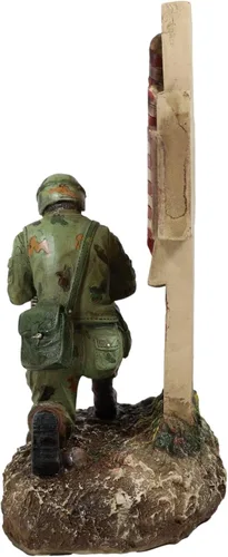 Vista 4 de Ebros Gift Battlefield War Hero Soldado con rifle arrodillado por cruz con bandera estadounidense, figura conmemorativa de 10 pulgadas de alto