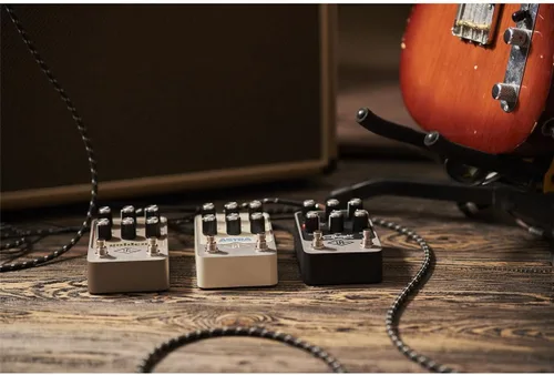 Vista 8 de Universal Audio Pedal de modulación UAFX Astra