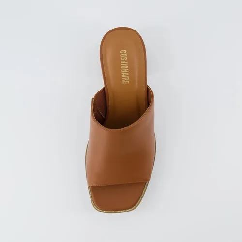 Vista 6 de CUSHIONAIRE Sandalia Keeper suave de una banda de tacón + espuma viscoelástica, anchos disponibles, whisky 11 W, whisky