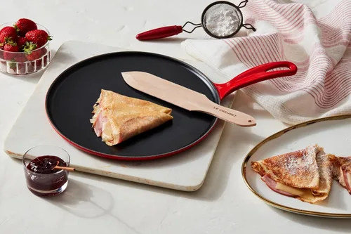 Vista 7 de Le Creuset Sartén Crepe Redonda Tradicional de Hierro Fundido Esmaltado, 10.25 Pulgadas, Alcachofa