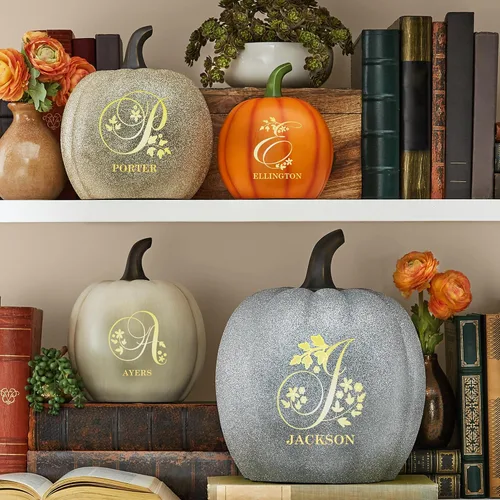 Vista 2 de Let's Make Memories - Lámpara de calabaza con nombre - Adorno de otoño - Calabaza luminosa de uso interior/exterior - Nombre e iniciales