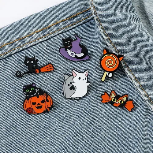 Vista 6 de Divertido juego de pines esmaltados de Halloween, juego de gato con calabaza y caramelo mágico, broche de broche lindo estético de solapa