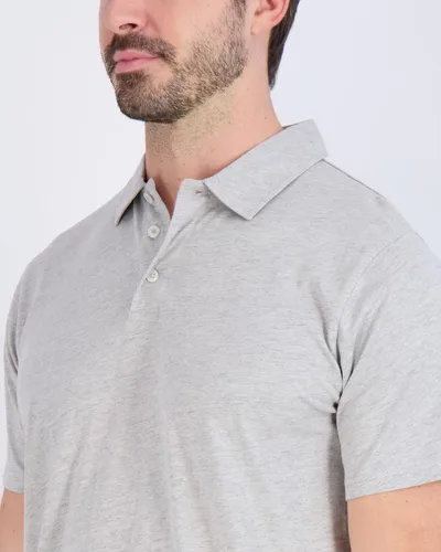 Vista 19 de Real Essentials Paquete de 3: Polo de manga corta de algodón para hombre, de secado rápido, transpirable, (disponible en tallas grandes y altas)