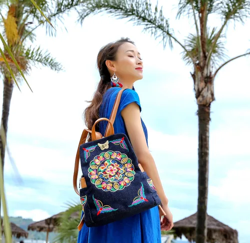 Vista 2 de Denim bordado floral lona mochilas para mujeres antirrobo retro jeans viaje estilo étnico bolso de hombro, MochilaBolso, Unitalla, Jean Azul Marino