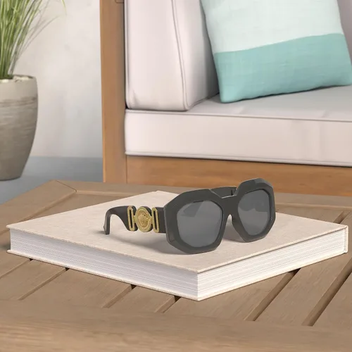 Vista 2 de Versace Gafas de sol para mujer, montura negra, lentes gris oscuro, 2.205 in