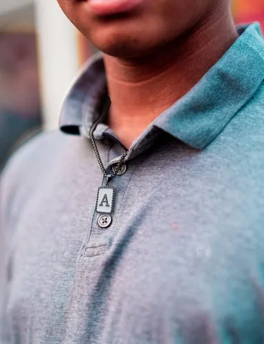 Vista 7 de Airrty Collar con colgante de letra A-Z con inicial para hombres y mujeres, chapado en plata de ley, collares de letras para hombres, caja cuadrada