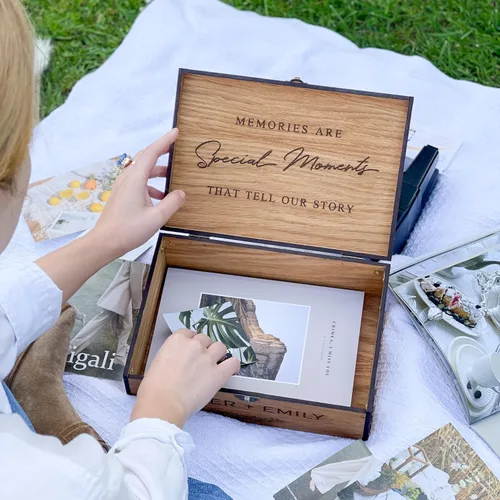 Vista 3 de Caja de Recuerdos Personalizada de Madera con Candado para Bodas, Regalo para Él, Ella, Novio, Novia, Parejas, Aniversario Hombres Mujeres (Roble)