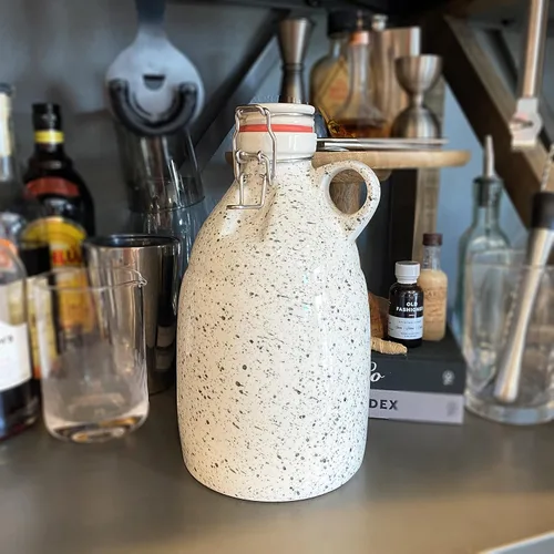 Vista 2 de Jarra de cerámica de Kombucha o cerveza para embotellar cerveza casera, refrescos o como jarrón decorativo, 84 onzas