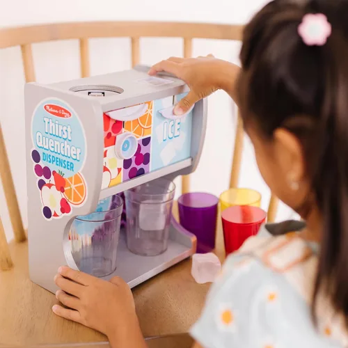 Vista 6 de Melissa & Doug - Dispensador de bebidas de madera con tazas, inserciones de jugo, cubitos de hielo (10 unidades)