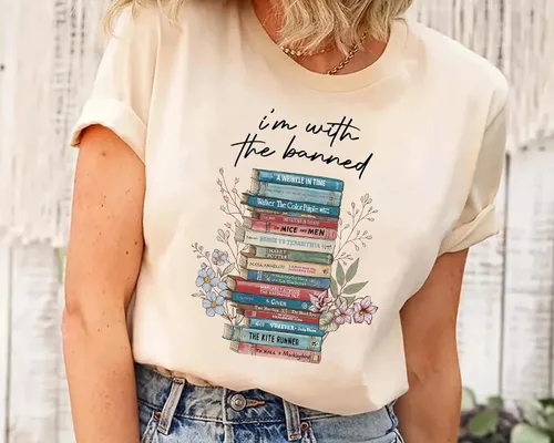 Vista 2 de I'm with The Banned Shirt - Camiseta de nerd de lectura con texto en inglés I'm with The Banned, Real