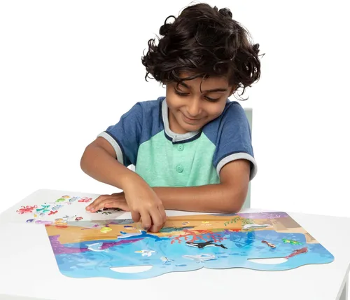 Vista 8 de Juego de calcomanías Melissa & Doug con temática de océano, juguete de viaje con fondo de doble cara, 40 calcomanías infladas reutilizables