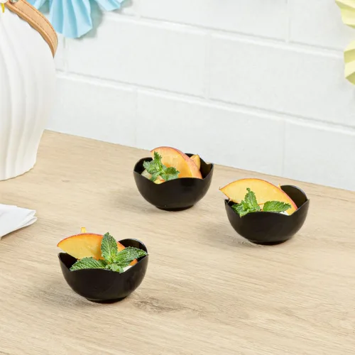Vista 4 de Restaurantware Vasos desechables de postre de 2 onzas, 100 mini tazas de aperitivo, forma de flor, atractivos cuencos de plástico negro