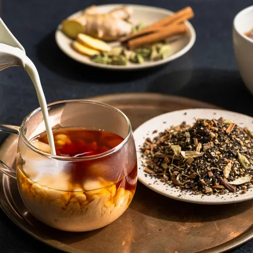 Vista 6 de Rishi Tea Té Masala Chai - Orgánico, Mezcla de Té Negro de Hoja Suelta de Assam con Especias Enteras, Energizante y Con Cafeína - 16 Onzas, +37