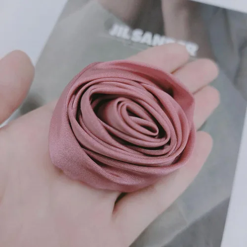 Vista 6 de Broche de flores de rosas de tela para mujeres y niñas, elegante clip de camelias, joyería de ramillete de boda, fiesta, baile, alfileres para dama