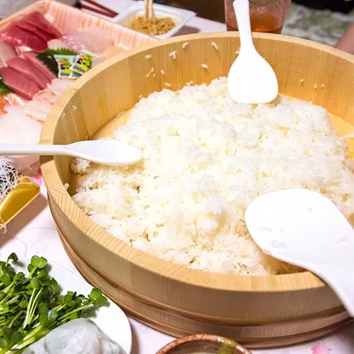 Vista 2 de TIKUSAN Hangiri - Tina de mezcla de arroz Hangiri de madera, banda de PP con tapa, hecha en Japón, hecha de abeto Momi, sushi, arroz, sushi oke