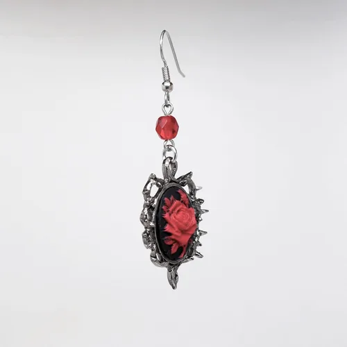 Vista 4 de Pendientes góticos de rosa roja rodeados de espinas con cuentas rojas, Metal