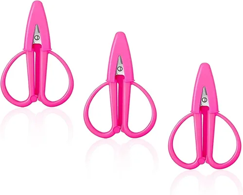 Vista 2 de Juego de mini tijeras de viaje, tamaño de viaje, pequeñas tijeras con tapa, tijeras portátiles para coser manualidades e hilo rosa