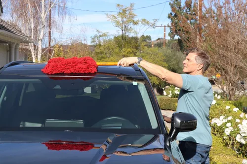 Vista 4 de California Car Duster Super Duster, rojo XL camión y SUV plumero con mango de madera 73668