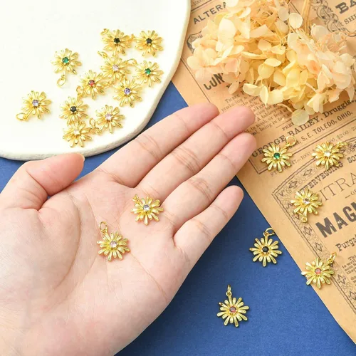 Vista 3 de Ipotkitt - 20 piezas de dijes de cobre con circonita cúbica micropavé en forma de flor con anillo de salto, dijes con forma de planta y flor