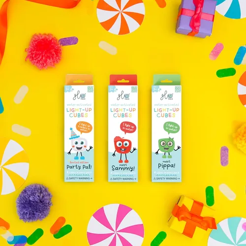 Vista 5 de Paquete de cubos luminosos activados por agua Glo Pals para juego sensorial – Paquete de 12 (Holly Jolly)