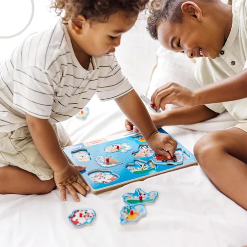 Vista 5 de Melissa & Doug Disney Mickey Mouse and Friends Vehicles Sound Puzzle (8 piezas)