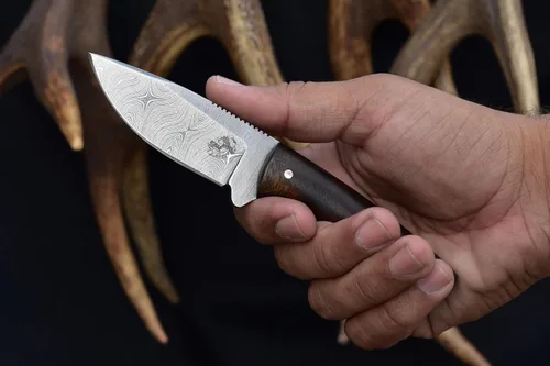 Vista 7 de Knives Ranch Cuchillo EDC de hoja fija con funda de transporte horizontal, hoja de damasco, esencial de vaquero con funda de cuero, mango