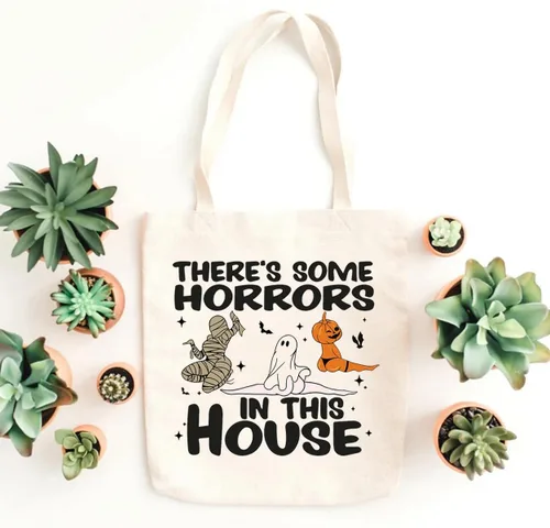 Vista 3 de Bolsa de lona de Halloween para mujer, con texto en inglés "There Some Horrors in this House", bolsa de compras ecológica