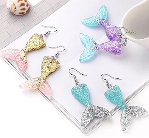 Vista 7 de Yissw Juego de 2 aretes coloridos de resina con cola de sirena y cola de pez de dibujos animados para niñas y mujeres, Resina, Resina