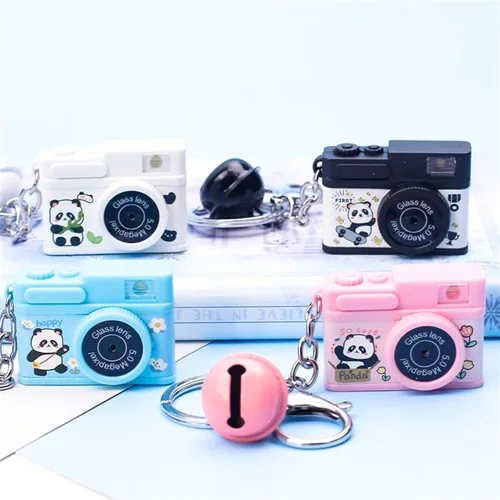 Vista 4 de Vlmazlm Llavero de luz LED con forma de cámara de dibujos animados de anime, llavero Kawaii para niños, bolsa colgante, regalo de joyería