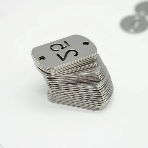 Vista 6 de Etiquetas de números rectangulares ahuecadas de acero inoxidable con dos agujeros (1-10)
