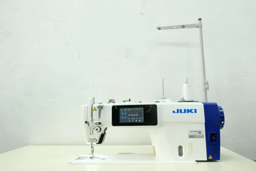 Vista 4 de Juki DDL 9000C-SMS Digital, elevación de pies, presión, ribete de rosca, tachuela trasera, accionamiento directo, barco montado