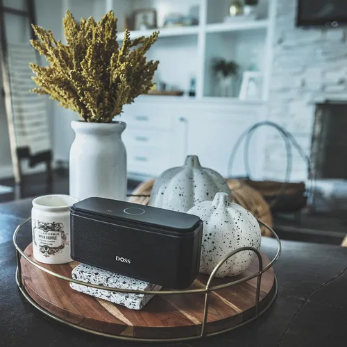 Vista 8 de DOSS SoundBox Touch - Altavoz inalámbrico con Bluetooth, sonido HD de 12W con graves ricos, resistente al agua IPX5, 20 horas de reproducción, manos