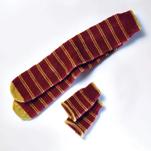 Vista 3 de Hero Collector Hogwarts Gryffindor Slouch Socks and Mitones Kit de tejer Kits de tejido de Harry Potter Wizarding World